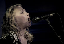 Picture of the singer Joan Osborne in concert taken by Ruth Preston