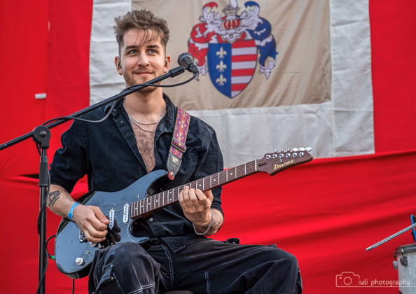 A picture of E-an-na in concert taken by Iuliana Pasca
