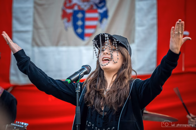A picture of E-an-na in concert taken by Iuliana Pasca