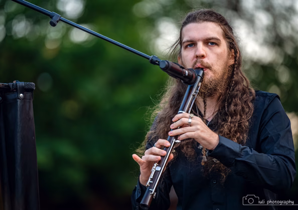 A picture of E-an-na in concert taken by Iuliana Pasca