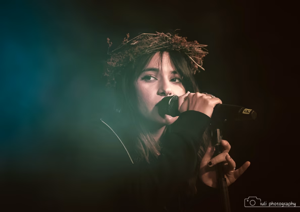 A picture of E-an-na in concert taken by Iuliana Pasca