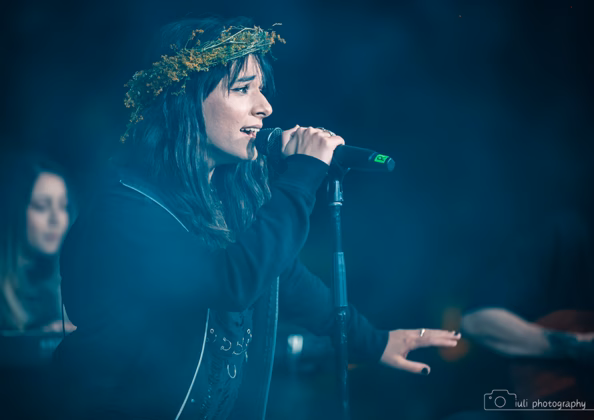 A picture of E-an-na in concert taken by Iuliana Pasca