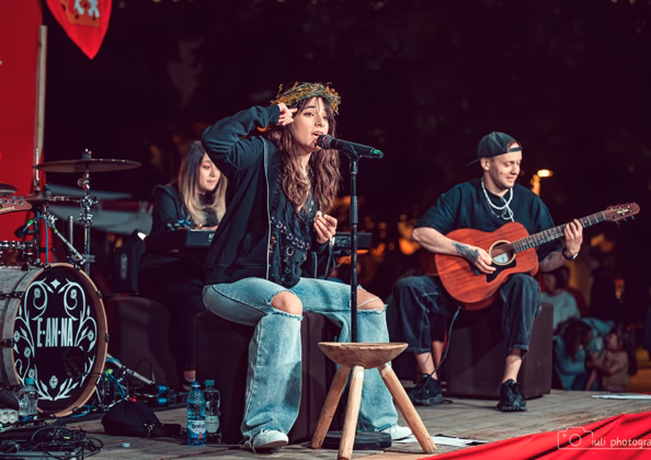 A picture of E-an-na in concert taken by Iuliana Pasca