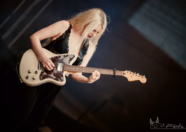 Picture of Sylvaine in concert taken by Iuliana Pasca