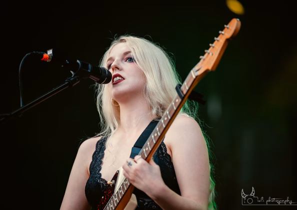Picture of Sylvaine in concert taken by Iuliana Pasca