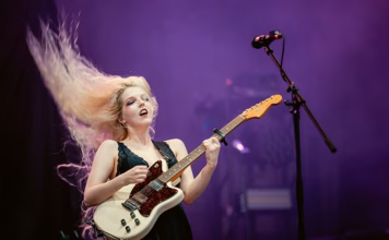 Picture of Sylvaine in concert taken by Iuliana Pasca