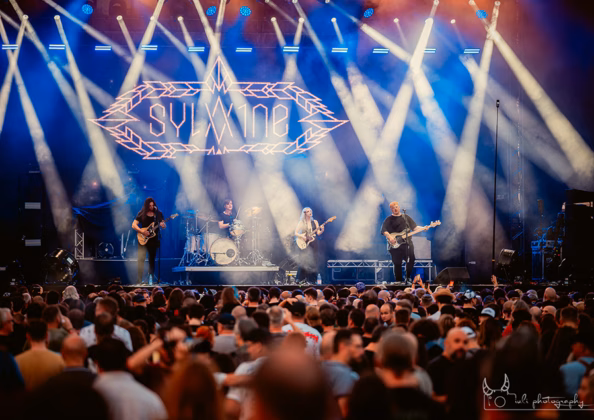 Picture of Sylvaine in concert taken by Iuliana Pasca