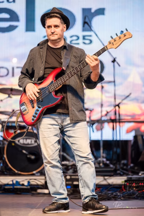 Picture of Old Ones in concert taken by Iuliana Pasca