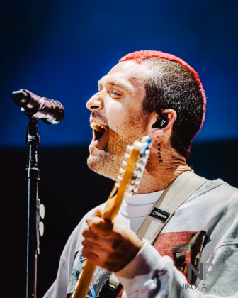 Picture of Lauv taken in concert by Nikolai Puc