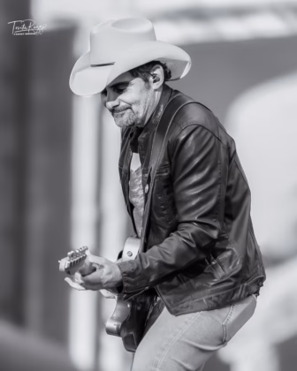 Picture of Brad Paisley in concert taken by Tovita Razzi