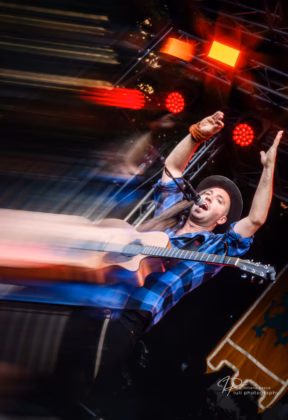 A picture of Mano & Gregor in concert taken by Iuliana Pasca