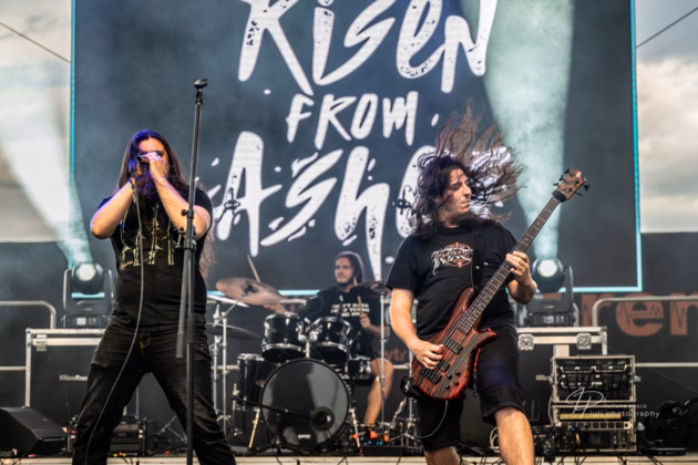 A picture of Risen From Ashes in concert taken by Iuliana Pasca