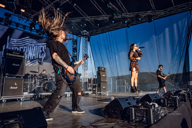 A picture of Underwaves in concert taken by Iuliana Pasca