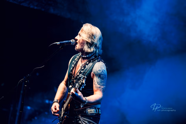 A picture of Bonfire in concert taken by Iuliana Pasca