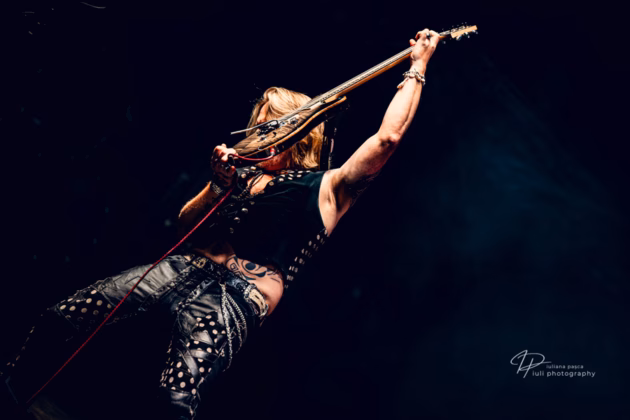 A picture of Bonfire in concert taken by Iuliana Pasca